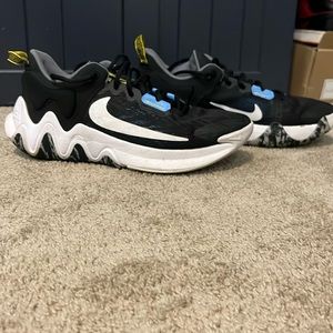 Men’s size 9 basketball shoes